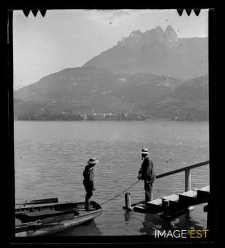 Deux hommes au bord du lac d'Annecy (Haute-Savoie)